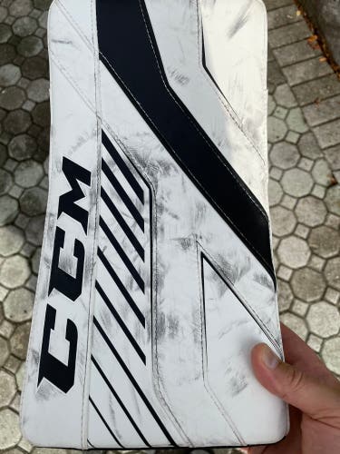 CCM Senior Axis 1.9 Blocker (Black/White)