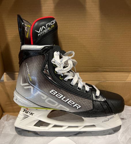 New Bauer Regular Width   7.5 Vapor Hyperlite Hockey Skates