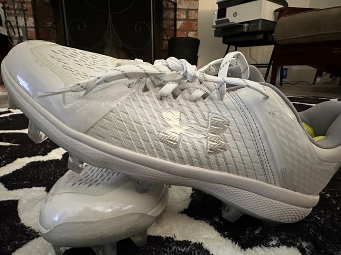 White Men's Molded Cleats Low Top Yard