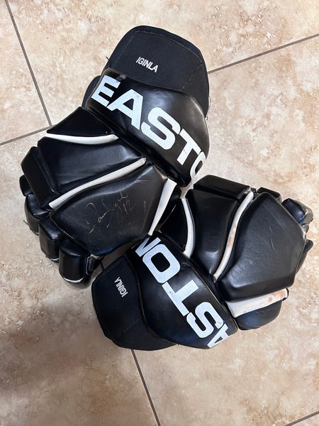 Jerome Iginla autographed Gloves