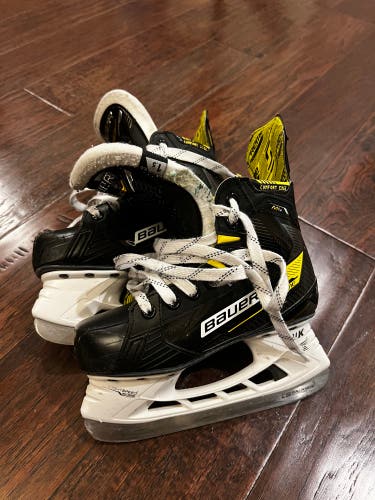 Junior Bauer Extra Wide Width Size 1.5 Supreme M4 Hockey Skates