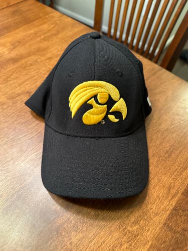 Iowa Hawkeyes New Era Black Gold Small Medium Fitted Hat