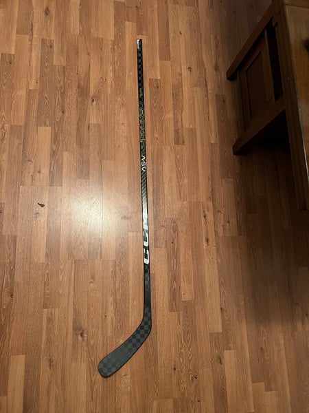 Senior Right Handed Tacks AS-V Hockey Stick