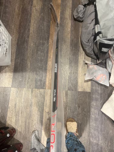 Senior Right Handed P28 Vapor Hyperlite Hockey Stick