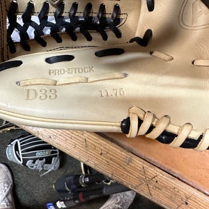 New 2023 Right Hand Throw Wilson Pitcher's A2000 Baseball Glove 11.75"