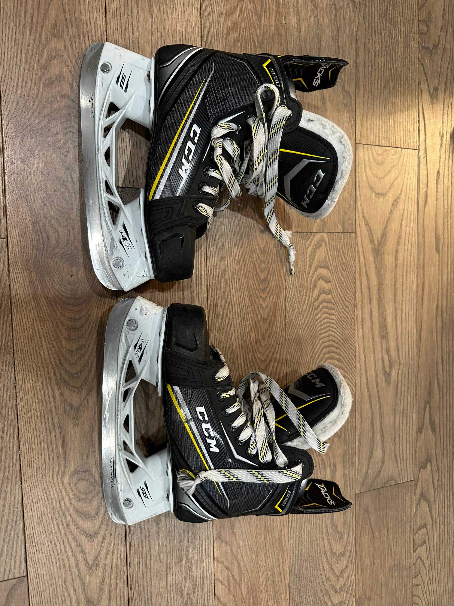 Junior Used CCM Tacks 9080 Hockey Skates Regular Width Size 4