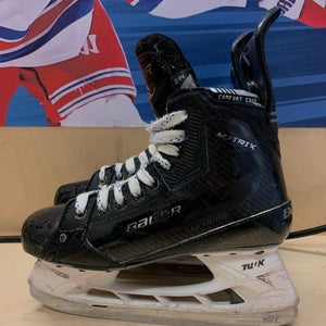 Intermediate Used Bauer Supreme Matrix Hockey Skates Regular Width 6.5