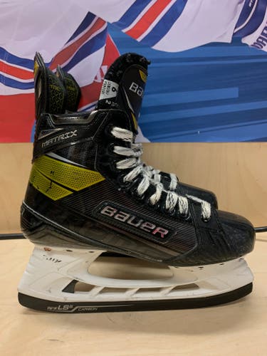 Intermediate Used Bauer Supreme Matrix Hockey Skates Regular Width 6