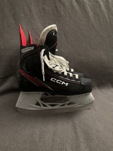 Junior CCM Regular Width Size 2 JetSpeed FT455 Hockey Skates