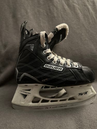 Junior Bauer Regular Width Size 1 Nexus 200 Hockey Skates