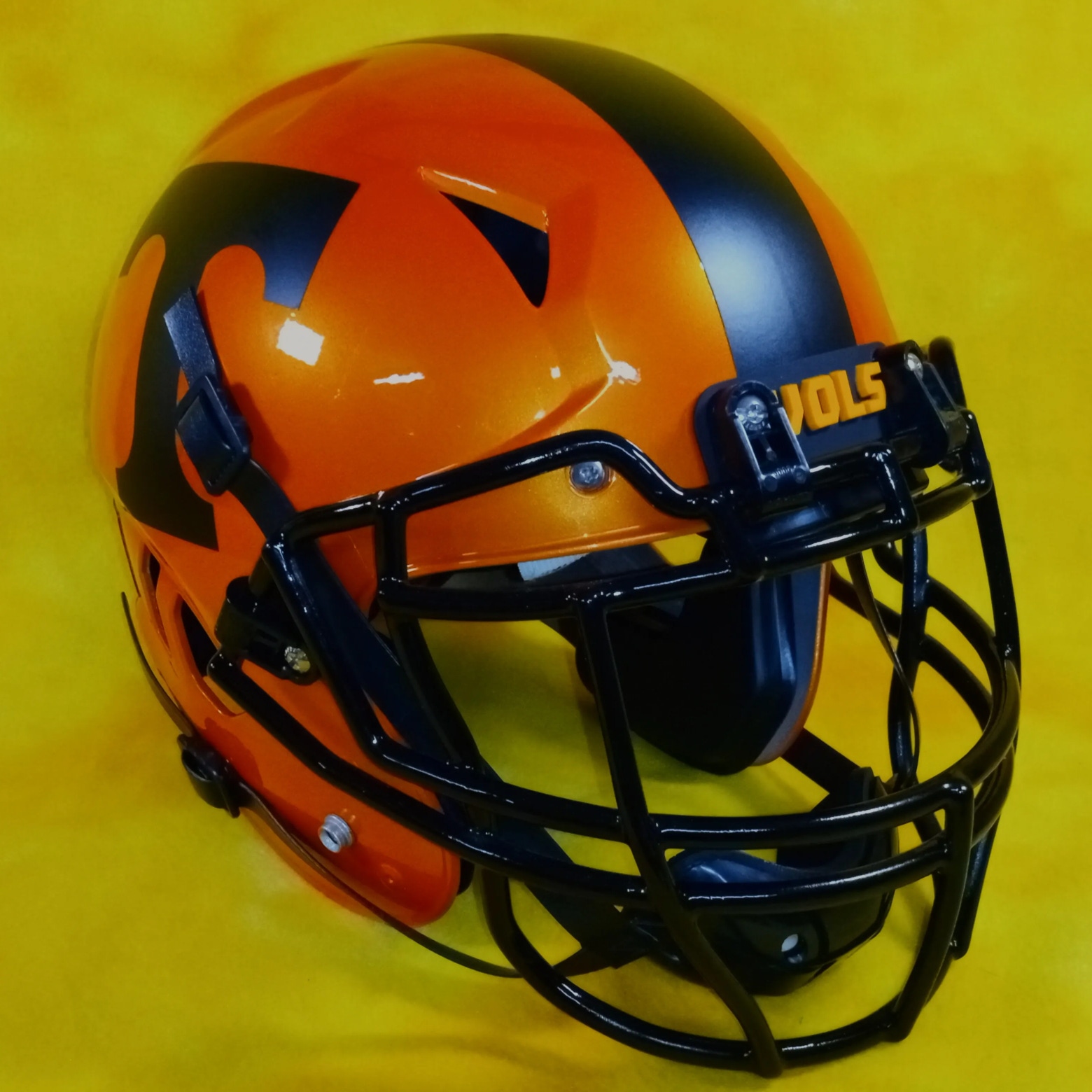 Tennessee Volenteers Super custom fullsize Schutt Vengeance football helmet YXL
