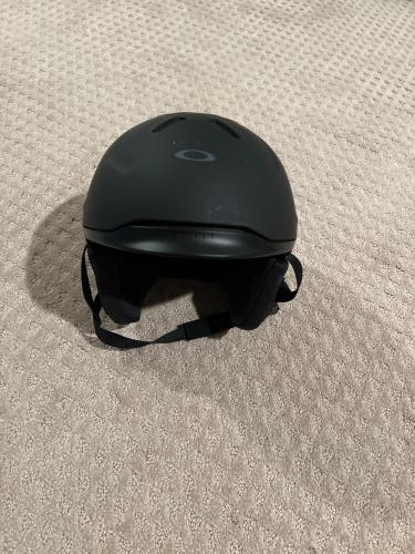 Unisex Medium Oakley MOD3 Helmet MIPS
