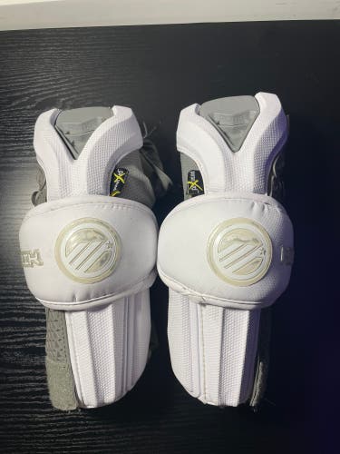 Medium Maverik Rome Arm Guards