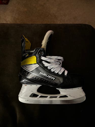 Intermediate Bauer Size 5 Supreme 3S Hockey Skates