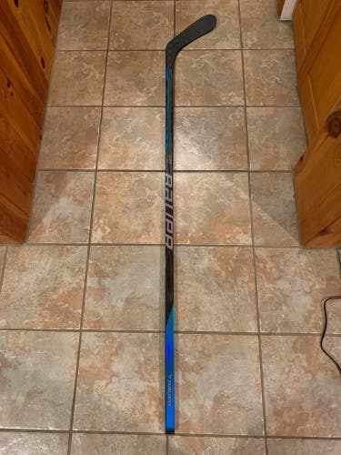 New Right Handed P28 Nexus Sync Hockey Stick 77 Flex