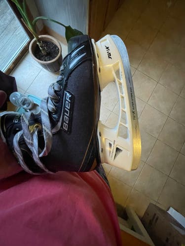 Junior Bauer Regular Width  Size 3.5 Supreme One.5 Hockey Skates