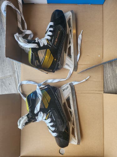 Junior Used Bauer Supreme 3S  Hockey Goalie Skates Extra Wide Width Size 2
