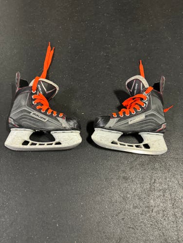 Junior Bauer Regular Width  Size 3 Vapor X200 Hockey Skates