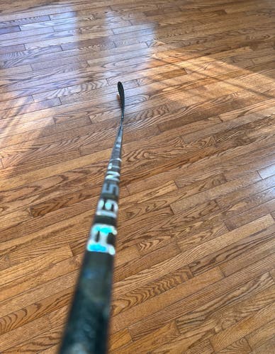 Senior Right Handed P28M Pro Stock Ag5nt Hockey Stick