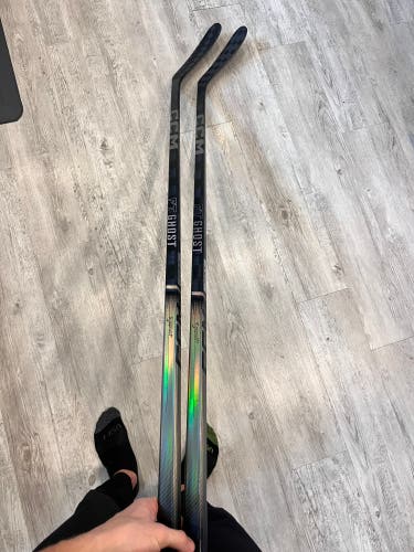 2 Senior Right Hand P28 FT Ghost Hockey Stick