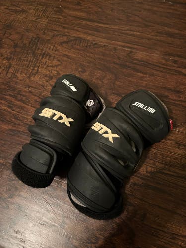 Used Medium STX Stallion 75 Arm Pads