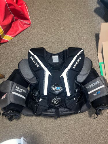 Used Senior Small Vaughn Velocity V9 Pro Carbon Goalie Chest Protector
