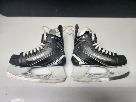Junior New CCM 9040 Hockey Skates Regular Width Size 2