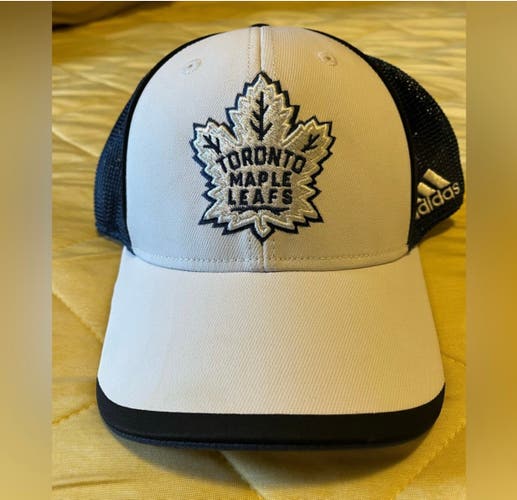 Toronto Maple Leafs Adidas flexfit hat Men’s S/M