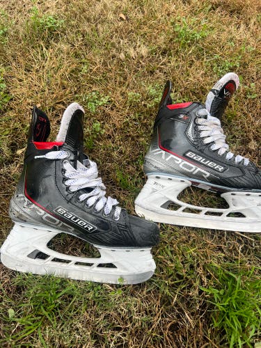 Intermediate Bauer Regular Width  6.5 Vapor 3X Hockey Skates