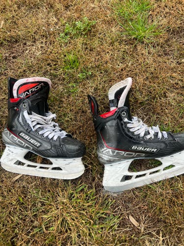 Intermediate Bauer Regular Width  6 Vapor 3X Hockey Skates