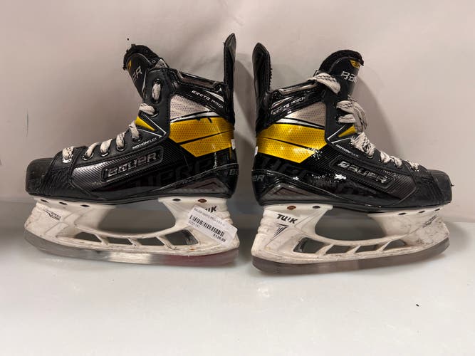 Junior Used Bauer Supreme Ignite Pro+ Hockey Skates Regular Width Size 2.5