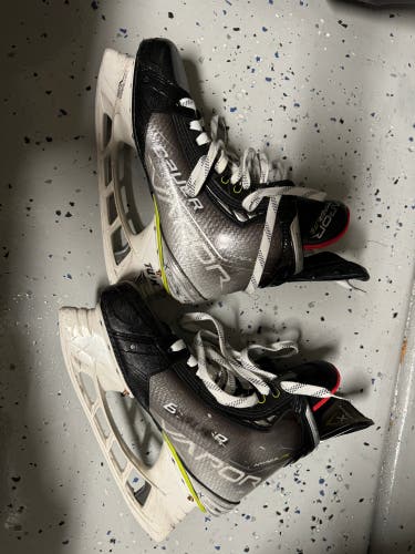 Senior Bauer 8.5 Vapor Hyperlite Hockey Skates