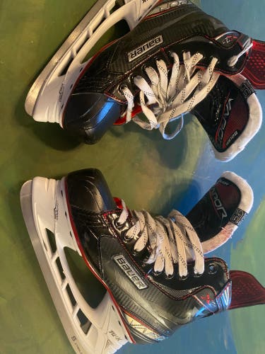 Intermediate Bauer Extra Wide Width  Size 5.5 Vapor X2.7 Hockey Skates