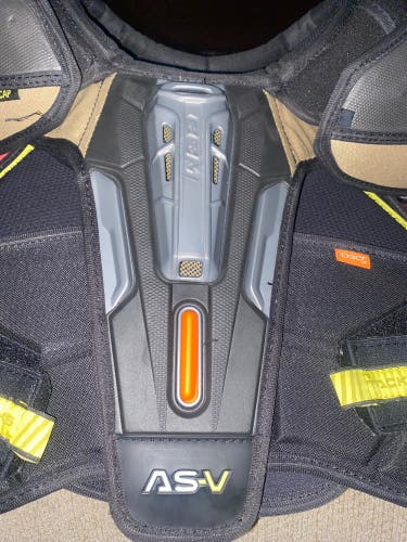 Senior Large CCM AS-V Shoulder Pads