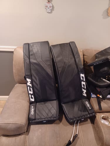 Used 31" CCM Axis 1.9 Goalie Leg Pads