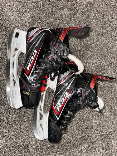 Intermediate Used CCM JetSpeed FT490 Hockey Skates Regular Width Size 5.5