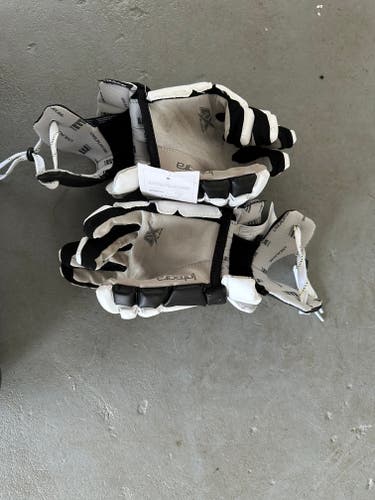 New Player's Epoch Integra Lacrosse Gloves Large