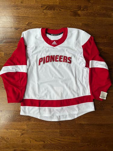Adidas Sacred Heart University Hockey Jersey Pioneers NCAA sz 54 Made In Canada
