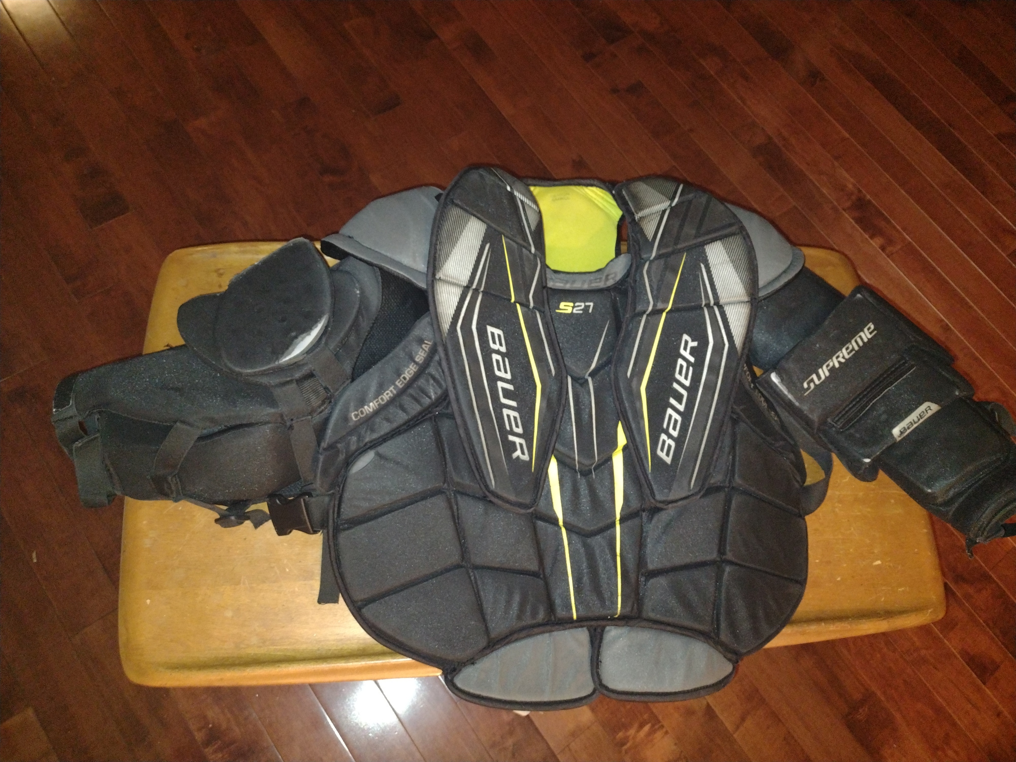 Used Bauer Supreme S27 Goalie Chest Protector (Sr. Small)