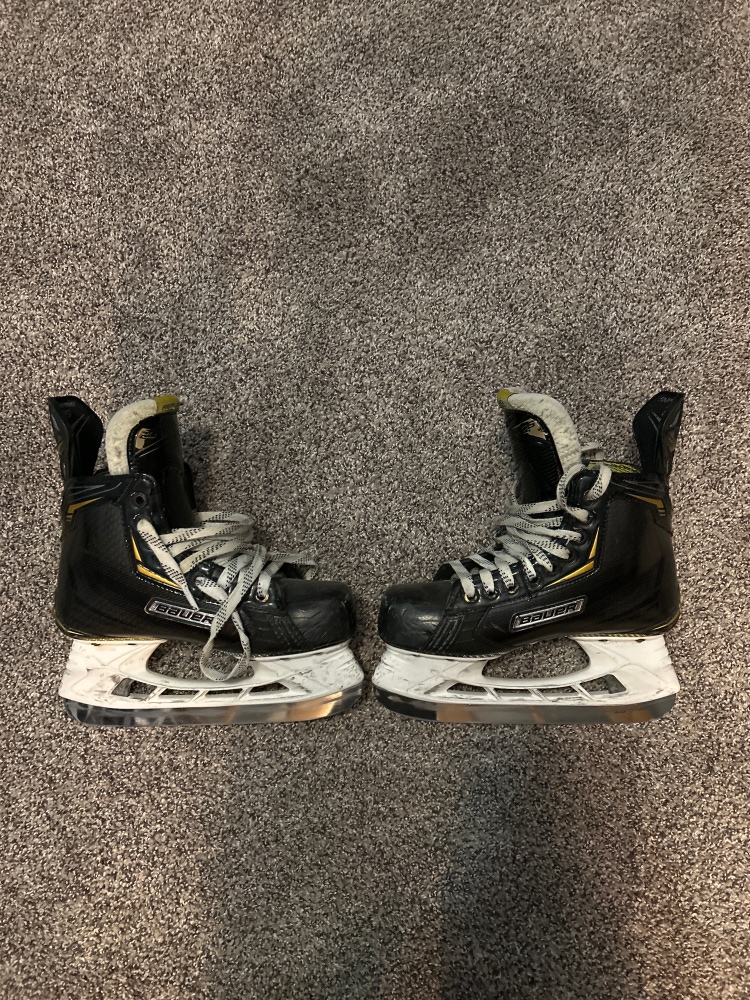 Intermediate Bauer Regular Width  Size 4 Supreme 2S Hockey Skates