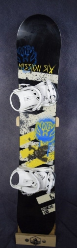 M6 WRECKER SNOWBOARD SIZE 155 CM WITH NEW CHANRICH LARGE BINDINGS