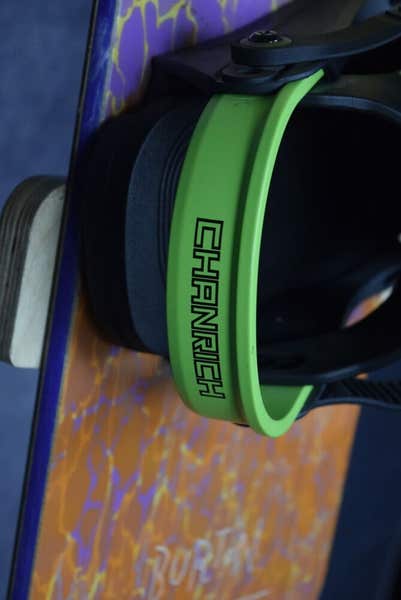 BURTON FEATHER SNOWBOARD SIZE 144 CM WITH NEW CHANRICH MEDIUM
