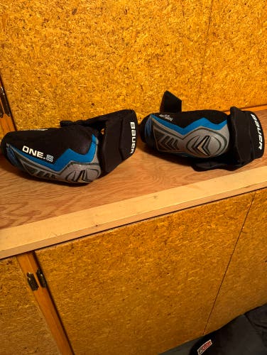 New Medium Bauer  Elbow Pads