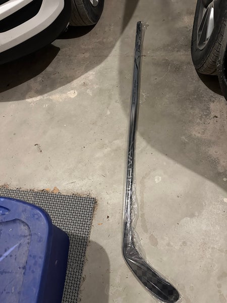Senior Right Handed P28 Vapor Hyperlite 2 Hockey Stick