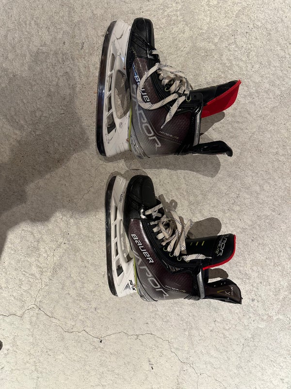 Junior Bauer Regular Width Size 3.5 Flexlite 4.0 Hockey Skates