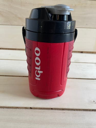 Igloo Sport Hook 1/2 Half Gallon Water Cooler Jug Grey Spout Performance