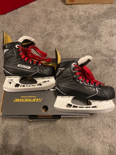 Youth Bauer Extra Wide Width Size 12 Supreme S160 Hockey Skates