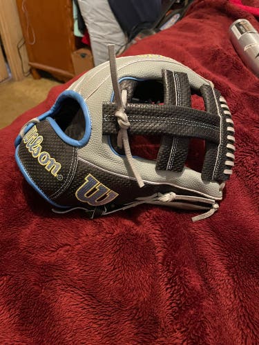 New Right Hand Throw 11.5" A2000 Baseball Glove