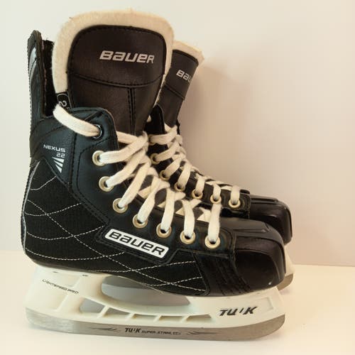 Like New Junior Used Bauer Nexus 22 Hockey Skates Size 2 (Youth Size 3 US Shoe)