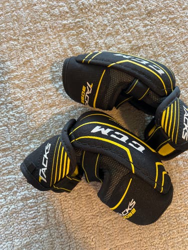 Used Medium CCM Tacks 3092 Elbow Pads